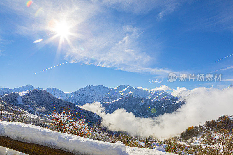 Alpe-d 'Huez路。雾中波谷。